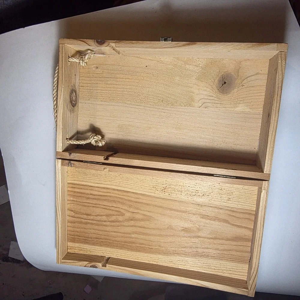 Castello di Brolio Wooden Wine Box with Rope Handle, Wood Grain, 32x20x10cm